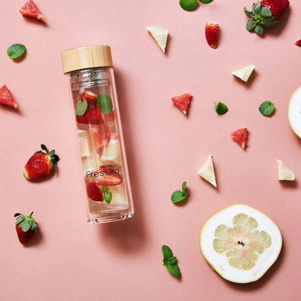 glass fressko flask with strawberries mint pomelo and water