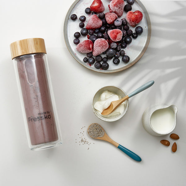 Berry and Chia Smoothie in glass Fressko TOUR flask